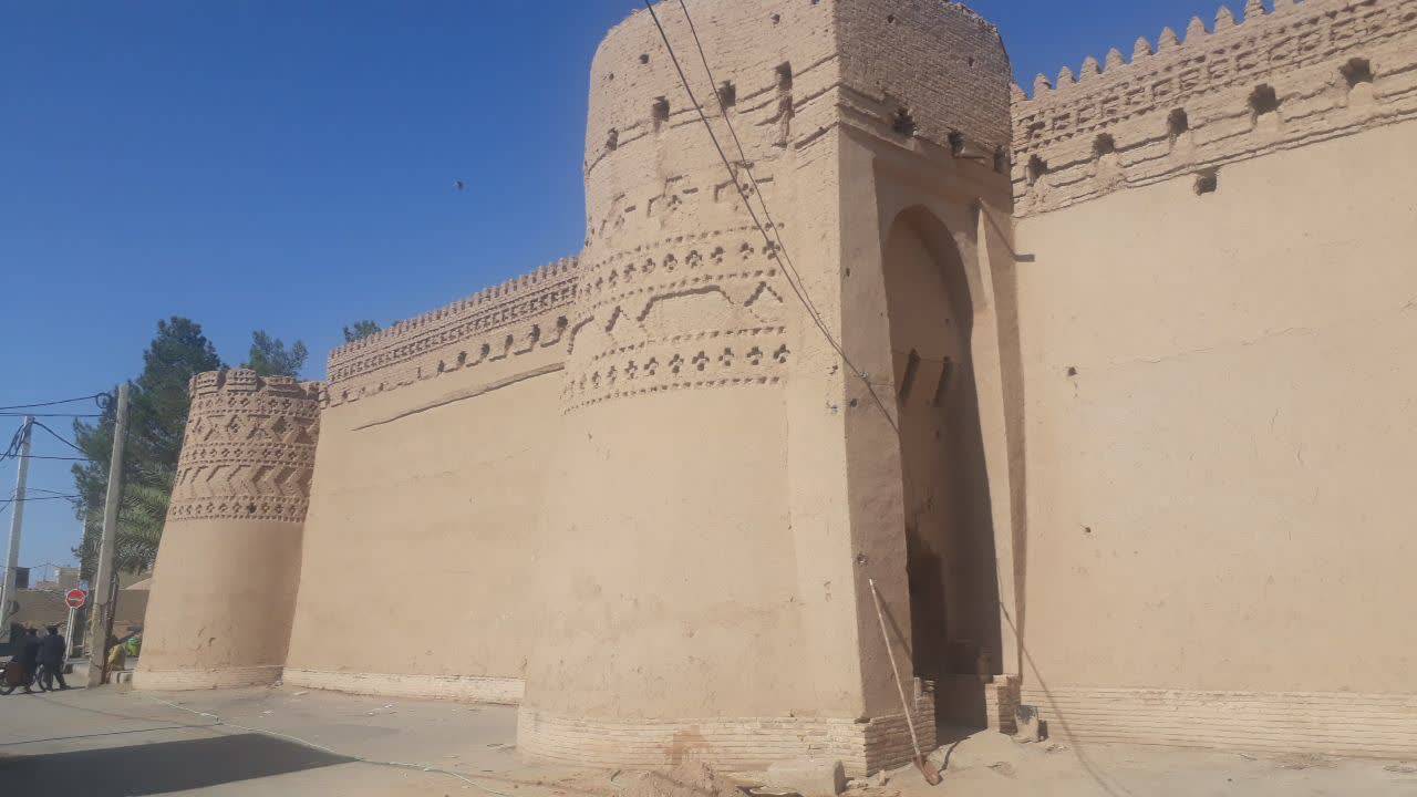 مرمت اضطراری قلعه تاریخی مهرجرد میبد یزد